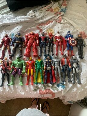 16 Marvel figures toys display